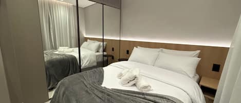 Tabla de planchar con plancha, wifi y ropa de cama