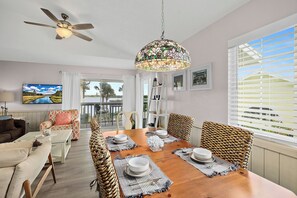 Dining - Beautiful condo overlooking lake and Intracoastal Waterway with pool! (Flagler Beach)