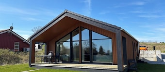Modern Scandinavian house with sauna, hot tub & sea view for 8 people