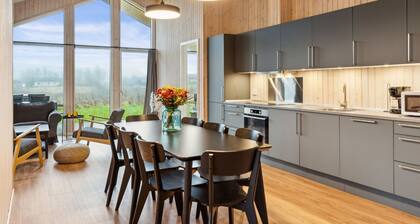Modern Scandinavian house with sauna, hot tub & sea view for 8 people