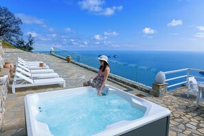 Terrace/patio - AMORE RENTALS-Villa Lantana-Nature Oasis with Panoramic Jacuzzi near Amalfi (Massa Lubrense)
