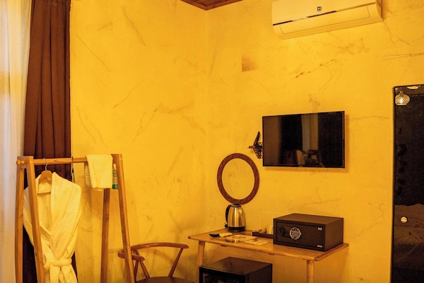 Comfort Twin Room | Egyptian cotton sheets, premium bedding, free minibar, desk