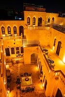 Un patio con una fuente, zonas de estar y arquitectura tradicional.