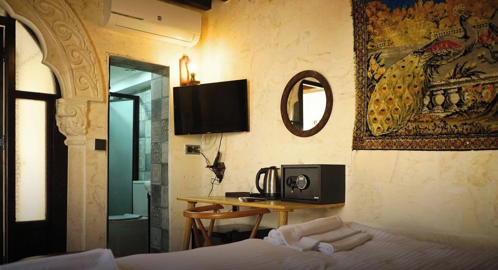 Comfort Double or Twin Room | Egyptian cotton sheets, premium bedding, free minibar, desk