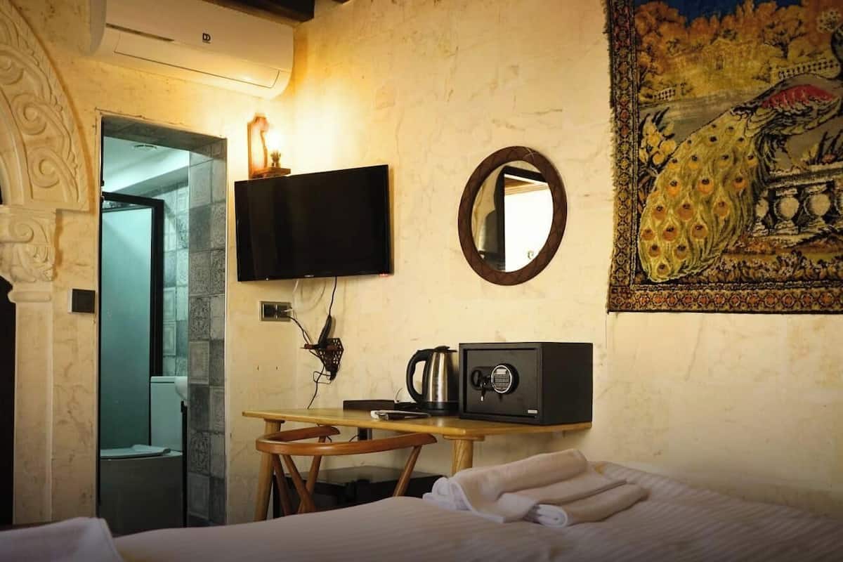 Comfort Double or Twin Room | Egyptian cotton sheets, premium bedding, free minibar, desk