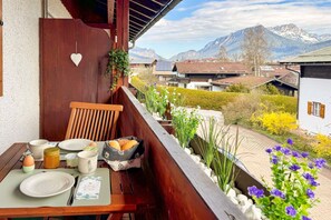 Outdoor dining - Welcome to the non-smoking boutique apartment "Kleiner Watzmann" - your alpine retreat. (Schönau am Königssee)