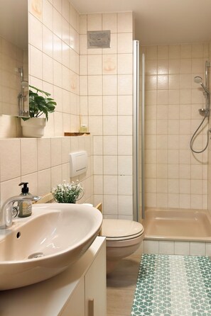 Hair dryer, towels - Welcome to the non-smoking boutique apartment "Kleiner Watzmann" - your alpine retreat. (Schönau am Königssee)