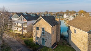This stylish lakeside cottage offers a touch of luxury in one of the Cotswolds most popular destinations. - Little Acorns - A Lakeside Retreat in Somerford Keynes, Sleeps 4. (Cirencester)