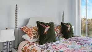 Perfect for children or friends, this room includes a king-sized bed and built-in wardrobe. - Little Acorns - A Lakeside Retreat in Somerford Keynes, Sleeps 4. (Cirencester)
