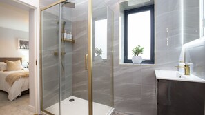 Shower, hair dryer, towels - Sandford House - Townhouse in Regency Cheltenham, Sleeps 8 (Cheltenham)
