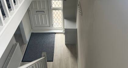 Modern Comfort Home | Relax & Unwind in our 4 bed family friendly.