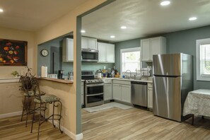 Ferienhaus, Terrasse, Gartenblick | Eigene Küche