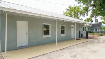 Hus, terrasse, hageutsikt | Eksteriør