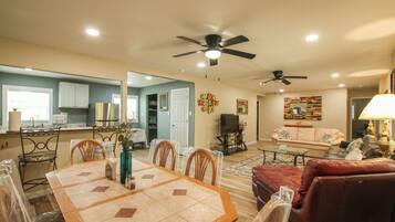 Casa, patio, vista al jardín | Interior