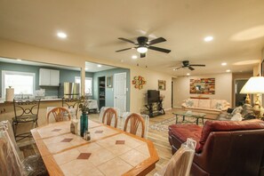 Casa, patio, vista al jardín | Interior