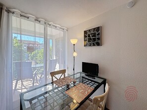 Dining - Bright studio with balcony - 2 guests (Lamalou-les-Bains)