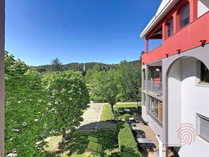Outdoor dining - Bright studio with balcony - 2 guests (Lamalou-les-Bains)