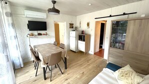 A compact living space with a dining area, kitchenette, and a sofa. - Apartment near beach - 4 guests (Argelès-sur-Mer)