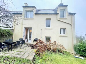 Outdoor dining - 4-bedroom family house with garden in Quimper, quiet and comfortable (Quimper)