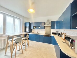 Fridge, microwave, oven, stovetop - 4-bedroom family house with garden in Quimper, quiet and comfortable (Quimper)
