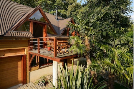 Outdoor dining. Warm and spacious architect-designed loft