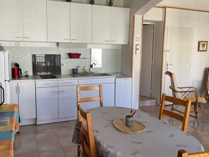 Fridge, microwave, stovetop, toaster - Air-conditioned apartment near sea - 6 guests (Port Leucate)