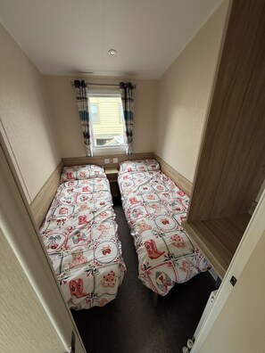 Room - Seaside Caravan in Leisure Park with WiFi & Parking - decking 2 bedrooms (Rhyl)