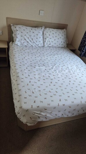 Room - Seaside Caravan in Leisure Park with WiFi & Parking - decking 2 bedrooms (Rhyl)