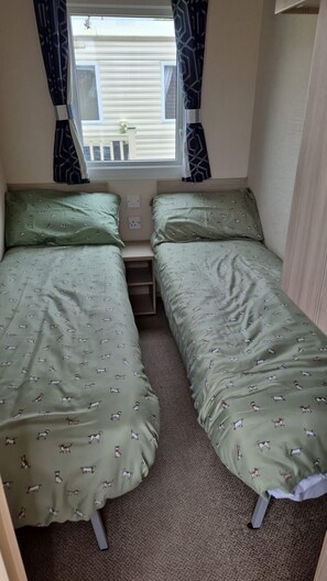 Room - Seaside Caravan in Leisure Park with WiFi & Parking - decking 2 bedrooms (Rhyl)