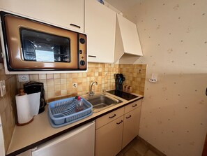 Fridge, microwave, stovetop, coffee/tea maker - Studio with large terrace, sea view - 2 guests (Les Sables-d'Olonne)