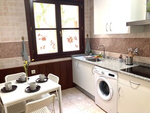 Refrigerador, microondas, horno y cafetera y tetera 