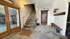 Una escalera de piedra que conduce a una puerta con la inscripción 'PRIVE', un marco de puerta de madera y una pared de piedra.