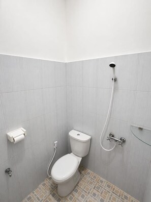 Free toiletries, towels, soap, shampoo - Bawangan Express  (Ngadisari)