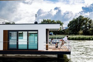 Terrace/patio - KranichNest Schwimmhaus Uferhaus am Bodden – mit Terrasse & Seeblick für 4 Pers. (Ribnitz-Damgarten)
