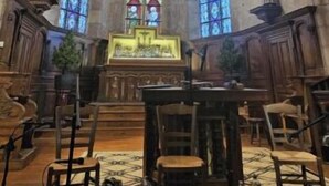 Un intérieur caractérisé par des fenêtres en arc, un autel en bois et une voûte ornée de fresques.