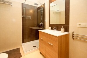 Shower, hair dryer - Seven bedroom villa in Ojen near Marbella (Ojen)