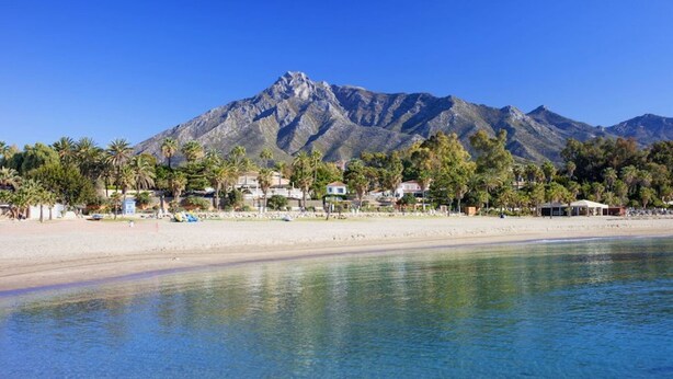 A beach with clear water, a mountain in the background, and houses along the shore. - Seven bedroom villa in Ojen near Marbella (Ojen)