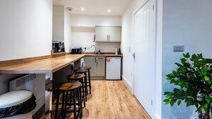 Fridge, microwave, electric kettle, toaster - Glan Neigr by Guestz (Rhosneigr)