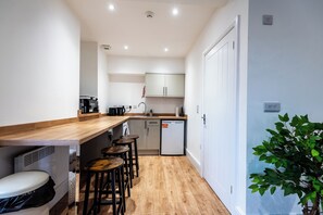 Fridge, microwave, electric kettle, toaster - Glan Neigr by Guestz (Rhosneigr)