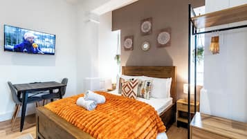 Tabla de planchar con plancha y ropa de cama