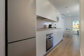 Private kitchen - Luxury apartment with terrace facing the sea (El Puerto de Santa María)
