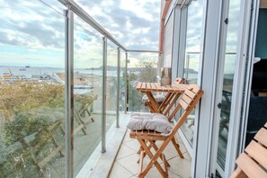 Outdoor dining - Best View & Best Location - 3BR 2BA Central Beyoglu Apartment (İstanbul)