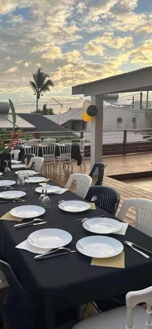 Outdoor dining - LA KAZ MÉMÉ (Saint Pierre)