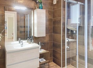Shower, towels, soap, toilet paper - Spacious apartment in secure residence with swimming pool (Roquefort-les-Pins)