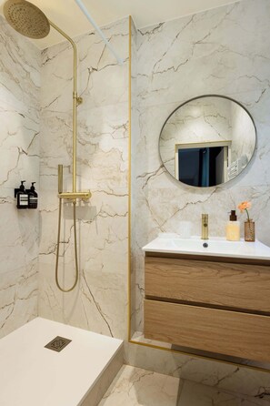 Shower, hair dryer, towels, shampoo - Marais Gem 2BR 6P Paris Stay (Paris)