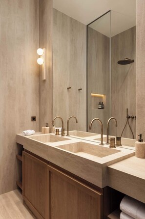 Shower, hair dryer, towels, shampoo - Temple Luxury Heaven 4Bed 4Bath with AC (Paris)