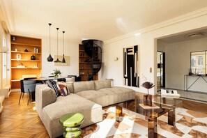TV, offices - Montaigne Collection V 4BR 8PPL Duplex with AC (Paris)