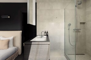 Douche, sèche-cheveux, serviettes fournies, shampoing