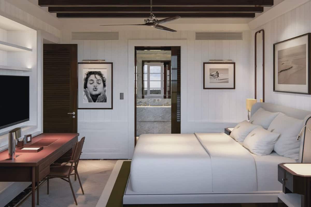 Premier Suite | Minibar, in-room safe, desk, laptop workspace