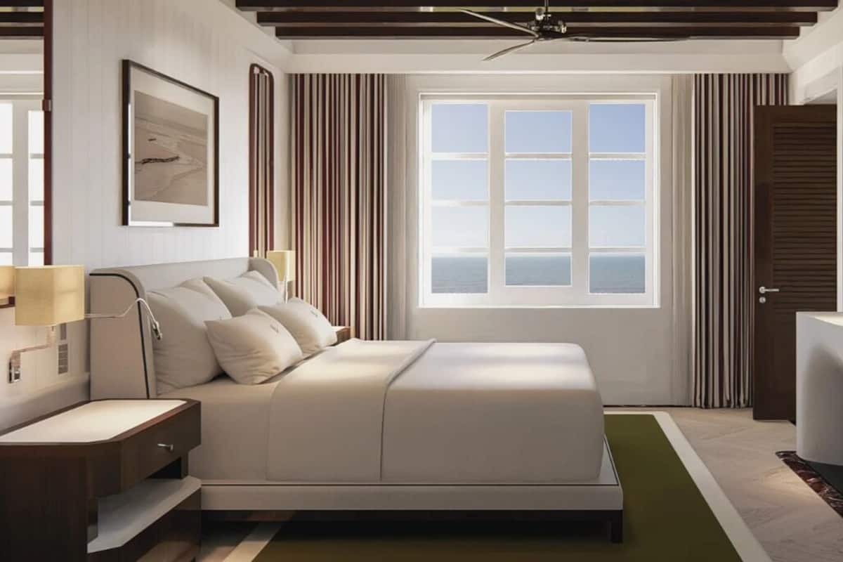 Premium Room | Minibar, in-room safe, desk, laptop workspace